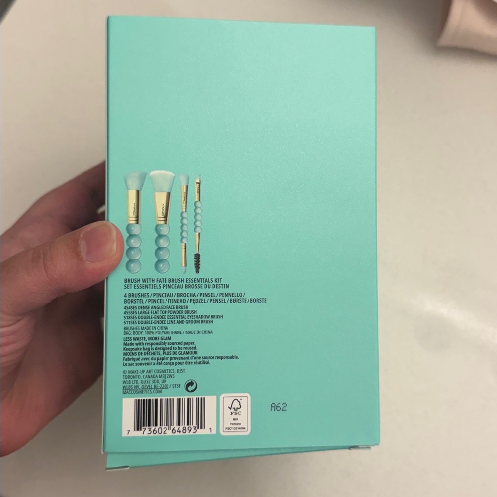 MAC Brush Essentials Kit - Picture 2 of 3
